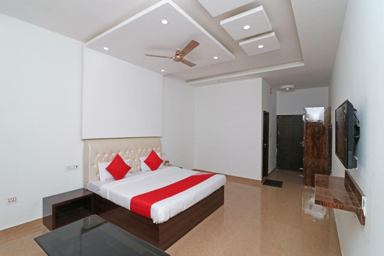 Oyo 29755 Hotel Jammu Airlines Bagian luar foto